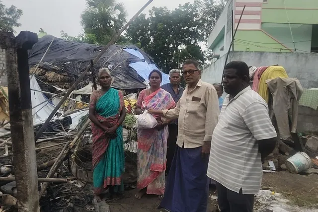 అగ్నిప్రమాద బాధితులకు వైఎస్సార్‌సీపీ నేతల చేయూత