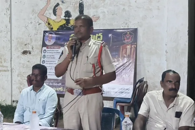 పల్లెనిద్రలో యువతకు సత్ప్రవర్తనపై సీఐ అవగాహన