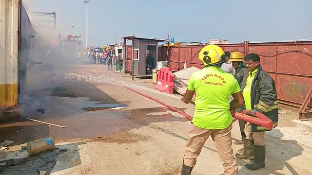 மெரினா மெட்ரோ பணியிடத்தில் திடீர் தீ விபத்து மெரினா மெட்ரோ பணியிடத்தில் திடீர் தீ விபத்து