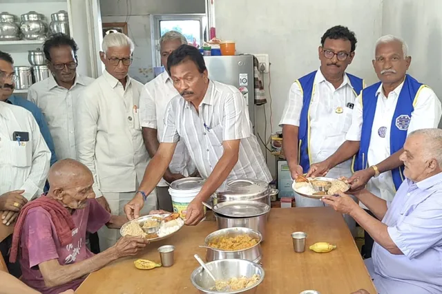 ఉండి లయన్స్ క్లబ్ ఆధ్వర్యంలో వృద్ధులకు అన్నప్రసాద కార్యక్రమం