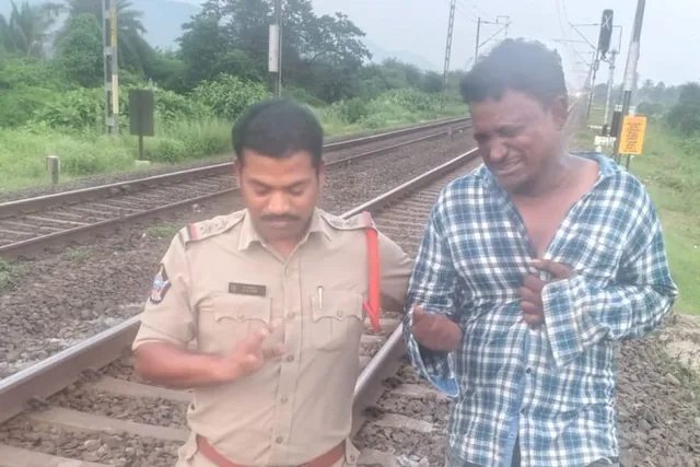 వ్యక్తి ప్రాణాన్ని కాపాడిన ఎస్ రాయవరం ఎస్సై రమేష్
