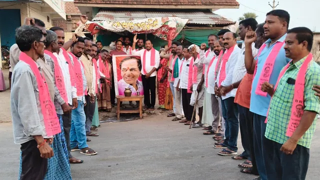 కల్యాణలక్ష్మి పథకం 12 ఏళ్లు.. కేసీఆర్ చిత్రపటానికి పాలాభిషేకం