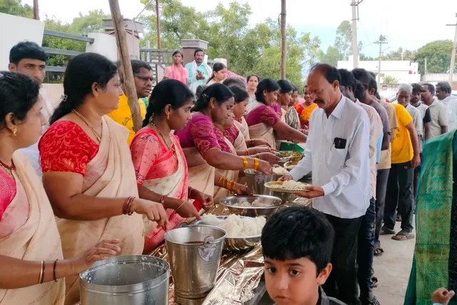 ఎల్లారెడ్డిలో గణేష్ మండలి ఆధ్వర్యంలో అన్నప్రసాదం పంపిణీ