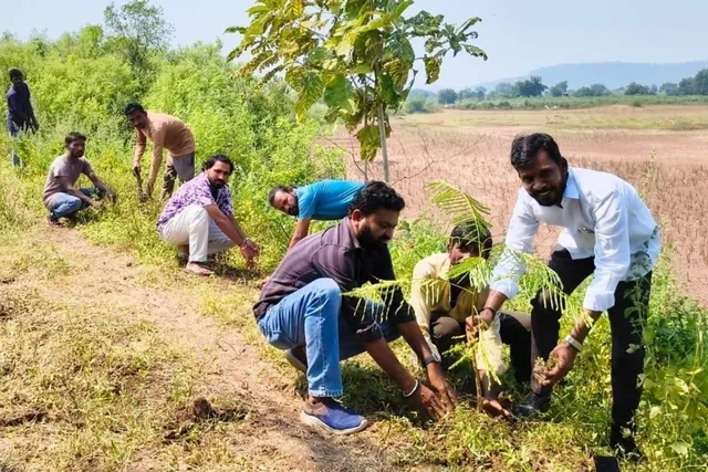 అమృత్ సరోవర్ గట్టుపై మొక్కలు నాటివేత