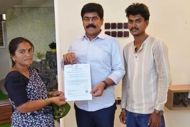 సీఎంఆర్ఎఫ్ చెక్కు అందజేత: ప్రొద్దుటూరి వినయ్ కుమార్ రెడ్డి, సీతక్కకు కృతజ్ఞతలు