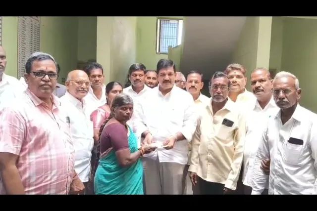లబ్ధిదారులకు స్పౌజ్ పెన్షన్ పత్రాలు అందజేసిన ఎమ్మెల్యే
