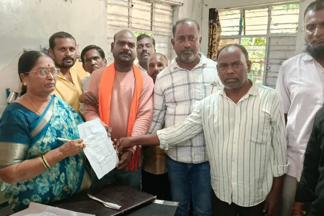 మోడల్ స్కూల్ విద్యార్థులు. బస్సులు సమయానికి లేక ఇబ్బందులు