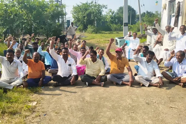 దుబ్బాక గ్రామంలో సబ్స్టేషన్ వద్ద రైతులు ఆందోళన