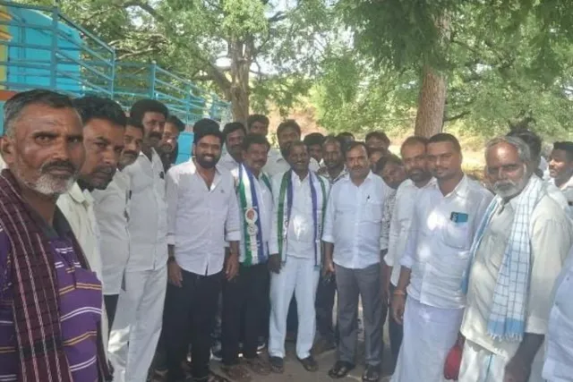 రొళ్ల: వైసీపీలో చేరిన మాజీ సింగల్ విండో డైరెక్టర్