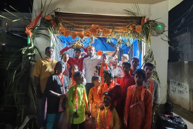 గణపతి లడ్డును దక్కించుకున్న మజారుద్దీన్, హజారుద్దీన్ సోదరులు గణపతి లడ్డును దక్కించుకున్న మజారుద్దీన్, హజారుద్దీన్ సోదరులు