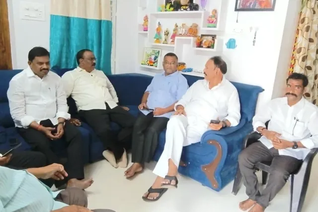 చింతపల్లి సతీష్ కుమార్‌ను పరామర్శించిన ఎమ్మెల్యే ముప్పిడి