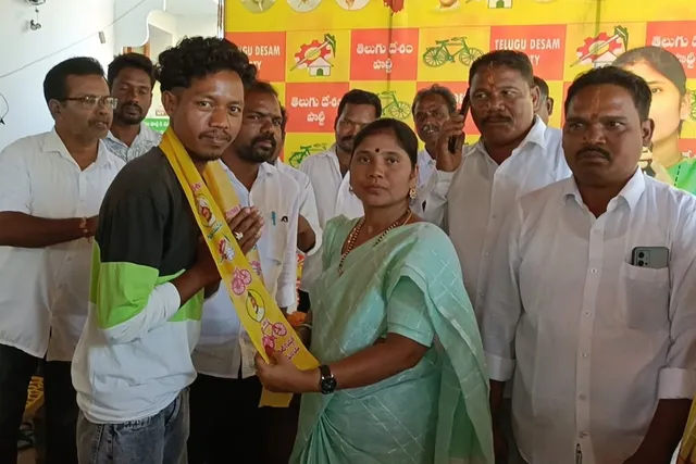 టీడీపీలోకి ఉల్లిభద్ర గ్రామానికి చెందిన 10 వైసీపీ కుటుంబాలు