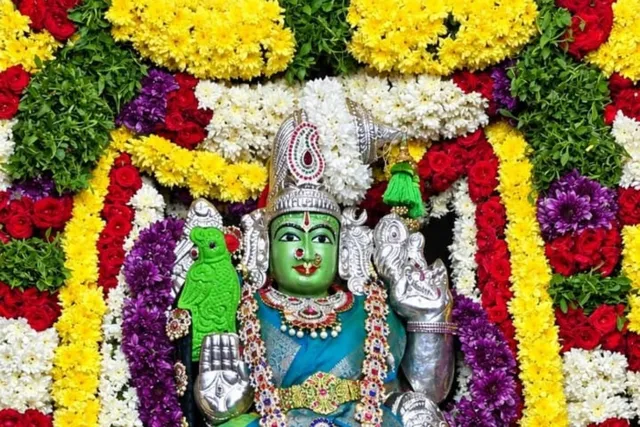 మీనాక్షి దేవి అలంకారంలో వాసవీ అమ్మవారి దర్శనం మీనాక్షి దేవి అలంకారంలో వాసవీ అమ్మవారి దర్శనం
