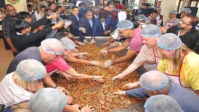 ஊட்டியில் 400 கிலோ பிரமாண்ட கிறிஸ்துமஸ் கேக் கலவை தயாரிப்பு