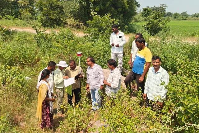 అల్మాసిపూర్ గ్రామంలో భూ రీ సర్వే నిర్వహించిన తహసిల్దార్