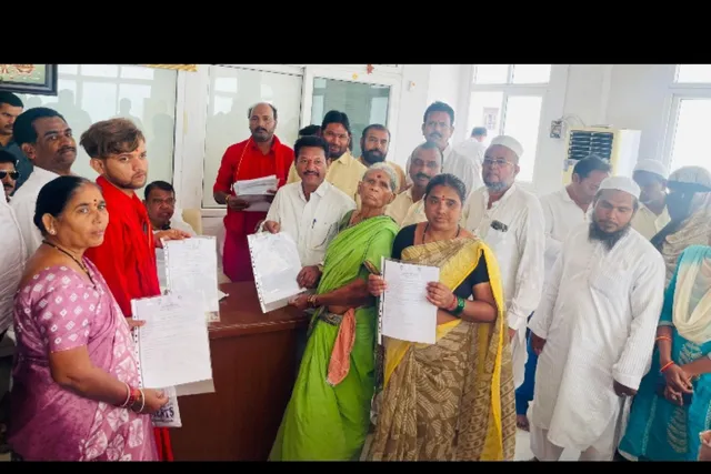 మంజూరు పత్రాలను అందజేసిన పోచారం మంజూరు పత్రాలను అందజేసిన పోచారం