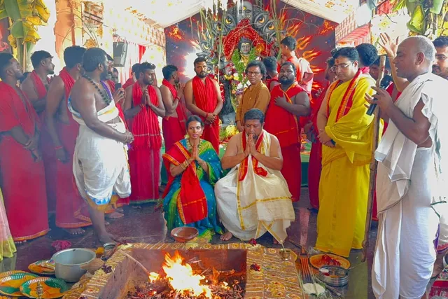 అమ్మవారి చండీ హోమంలో దుద్దిళ్ల శ్రీనుబాబు దంపతులు అమ్మవారి చండీ హోమంలో దుద్దిళ్ల శ్రీనుబాబు దంపతులు