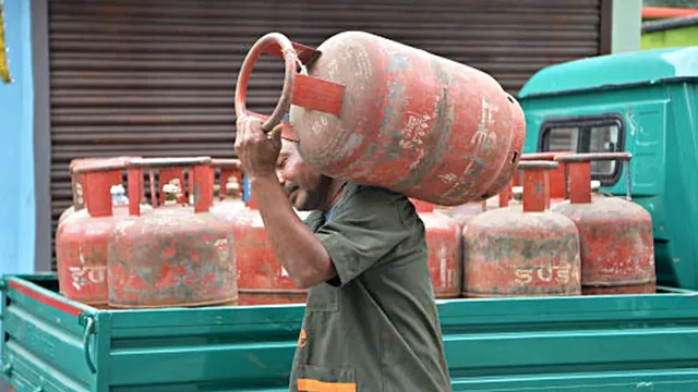 மானிய சிலிண்டர் பெற நாளை முதல் பயோமெட்ரிக் கட்டாயம் மானிய சிலிண்டர் பெற நாளை முதல் பயோமெட்ரிக் கட்டாயம்