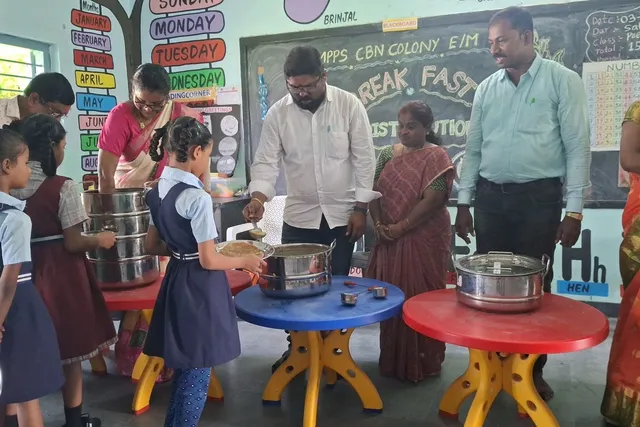 రామగుండంలో విద్యార్థులకు అల్పాహారం పంపిణీ