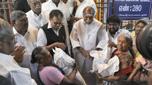 3 லட்சம் ரேஷன் அட்டைதாரர்களுக்கு இலவச மளிகை தொகுப்பு