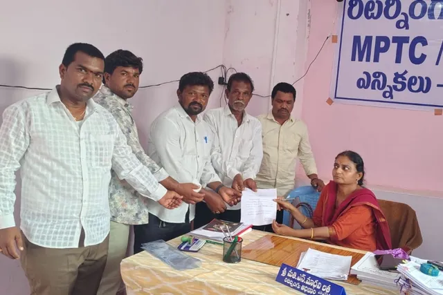 పెద్దకడబూరులో వైకాపా ఎంపీటీసీ అభ్యర్థిగా ఇస్సాక్ నామినేషన్ దాఖలు