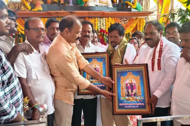 వినాయకుడు చిత్రపటాన్ని బహుకరించిన మాజీ ఎమ్మెల్యే.