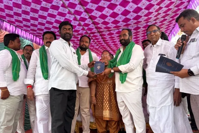 రైతులకు పట్టాదార్ పాసుపుస్తకాలు పంపిణీ చేసిన ఎమ్మెల్యే