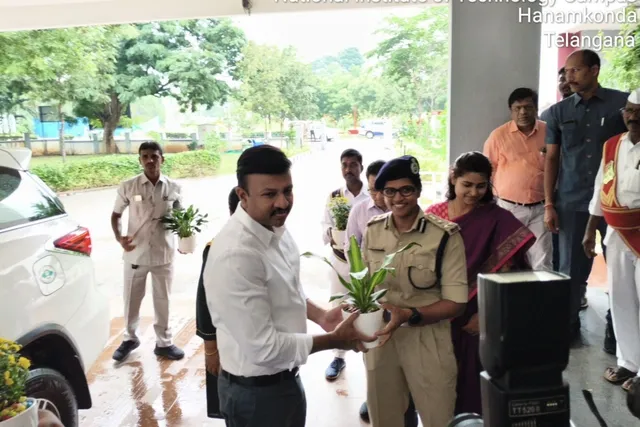 ప్రభుత్వ అభివృద్ధి ప్రాజెక్టులు, శాంతిభద్రతల  పై సమీక్ష