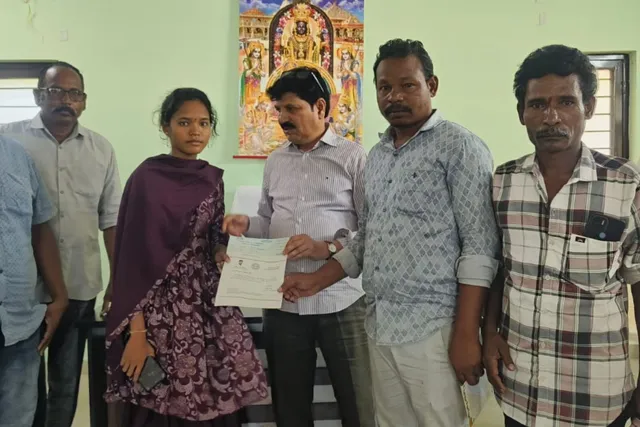 భద్రాచలంలో ఏడుగురు లబ్ధిదారులకు సీఎంఆర్ఎఫ్ చెక్కుల పంపిణీ భద్రాచలంలో ఏడుగురు లబ్ధిదారులకు సీఎంఆర్ఎఫ్ చెక్కుల పంపిణీ