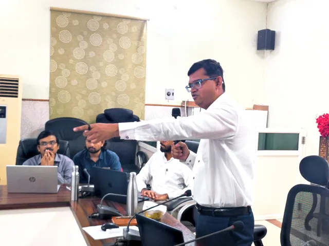 పరిపాలనలో ఏఐ వినియోగంపై సిబ్బందికి కలెక్టర్ శిక్షణ