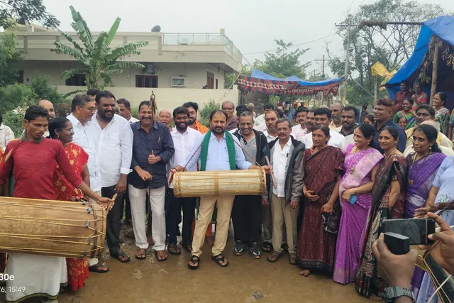 గిరిజనులతో కలిసి నృత్యం చేసిన ఎమ్మెల్యే