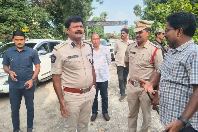 బొండపల్లి నామినేషన్ల కేంద్రాన్ని పరిశీలించిన ఎస్పీ బొండపల్లి నామినేషన్ల కేంద్రాన్ని పరిశీలించిన ఎస్పీ