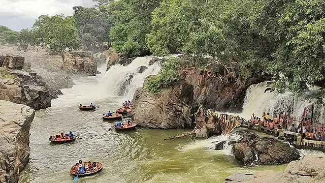 தொடர் விடுமுறையை முன்னிட்டு ஒகேனக்கல்லில் குவிந்த சுற்றுலா பயணிகள்