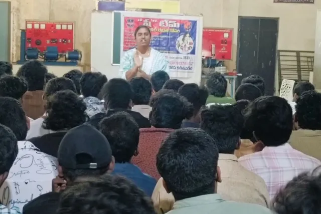 విద్యార్థులకు అవగాహన కల్పించిన షీ టీమ్