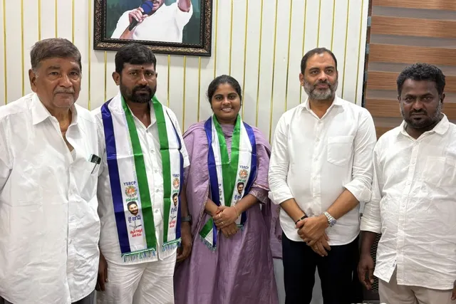 వైస్సార్సీపీ లోకి చేరిన 25వ వార్డ్ టీడీపీ నాయకులు వైస్సార్సీపీ లోకి చేరిన 25వ వార్డ్ టీడీపీ నాయకులు