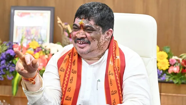చేనేత శాలువాలనే వాడాలి: మంత్రి పొన్నం ప్రభాకర్ చేనేత శాలువాలనే వాడాలి: మంత్రి పొన్నం ప్రభాకర్