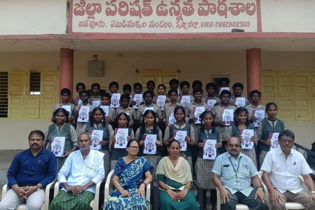 ఐనపూరు పాఠశాలలో విద్యార్థులకు స్ఫూర్తి పుస్తకాల పంపిణీ ఐనపూరు పాఠశాలలో విద్యార్థులకు స్ఫూర్తి పుస్తకాల పంపిణీ