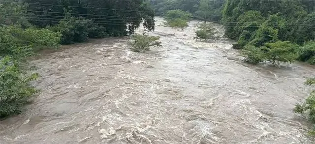 పోలవరంలో ఉధృతంగా ప్రవహిస్తున్న సీతపల్లి వాగు