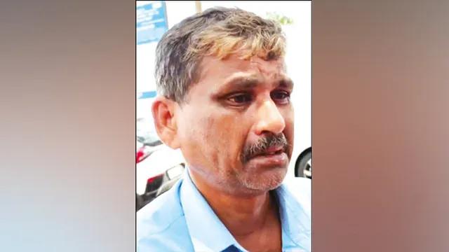 குடிபோதையில் ஊராட்சி அலுவலகம் வந்த செயலர்: பொதுமக்கள் வாக்குவாதம்