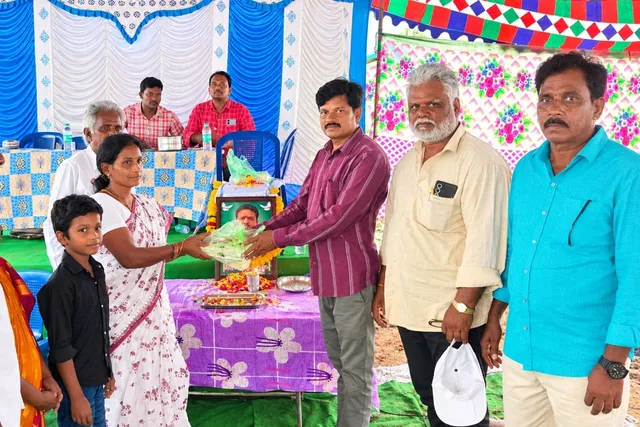 దామస్ కుటుంబానికి మాజీ సర్పంచ్ ఆర్ధిక సహాయం