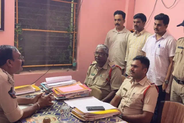 కొటఉరట్ల పోలీస్ స్టేషన్ ను సందర్శించిన శ్రీనివాసరావు కొటఉరట్ల పోలీస్ స్టేషన్ ను సందర్శించిన శ్రీనివాసరావు