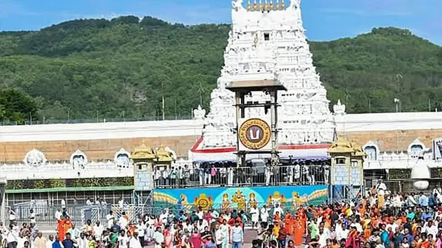திருப்பதி கோயிலில் ஒரே நாளில் 70 ஆயிரம் பக்தர்கள் சாமி தரிசனம்