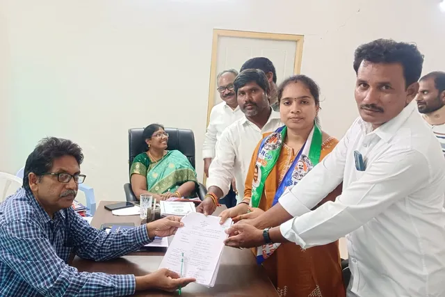 గజపతినగరం ఎంపీటీసీ అభ్యర్థిగా మజ్జి లలిత నామినేషన్ దాఖలు గజపతినగరం ఎంపీటీసీ అభ్యర్థిగా మజ్జి లలిత నామినేషన్ దాఖలు