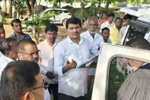 గాయపడిన ముద్దాయిని పరామర్శించిన సివిల్ జడ్జి వినీల్ కుమార్ గాయపడిన ముద్దాయిని పరామర్శించిన సివిల్ జడ్జి వినీల్ కుమార్