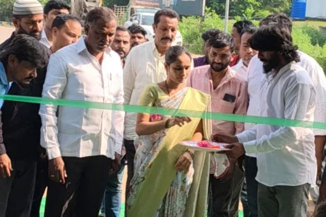 నూతన షాప్ ప్రారంభించిన సర్పంచ్