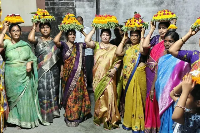 వైరాలో ఘనంగా బతుకమ్మ వేడుకలు వైరాలో ఘనంగా బతుకమ్మ వేడుకలు