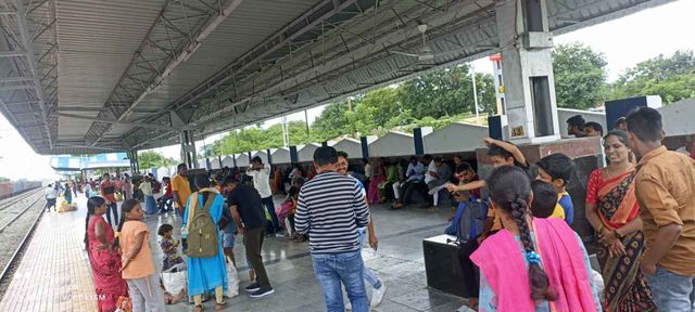 నెక్కొండలో కిక్కిరిసిన ప్రయాణికులు