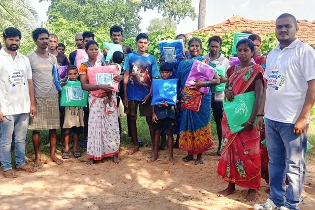 ఆదివాసీ గ్రామంలో గిరిజన కుటుంబాలకు దోమతెరల పంపిణీ