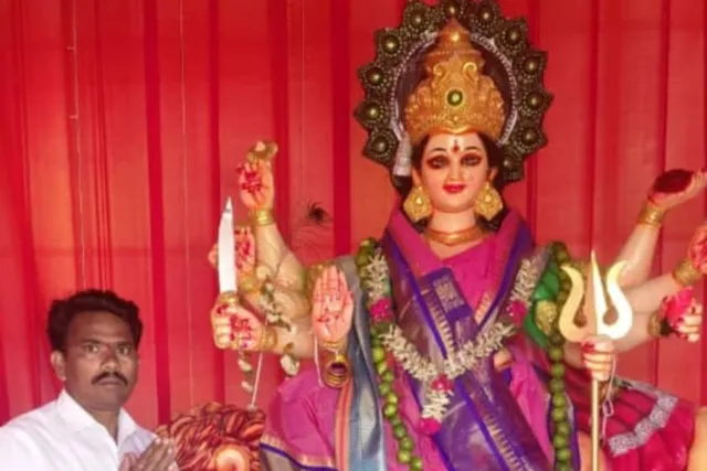 పుట్టిన ఊరిపై మమకారం.. దుర్గామాతకు ముక్కుపుడక సమర్పణ!