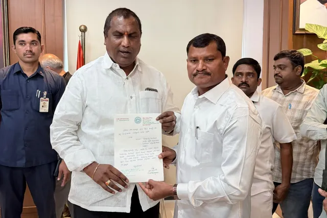 మంత్రి లక్ష్మణ్ కుమార్ కు వినతిపత్రం అందించిన ఎమ్మెల్యే జారే